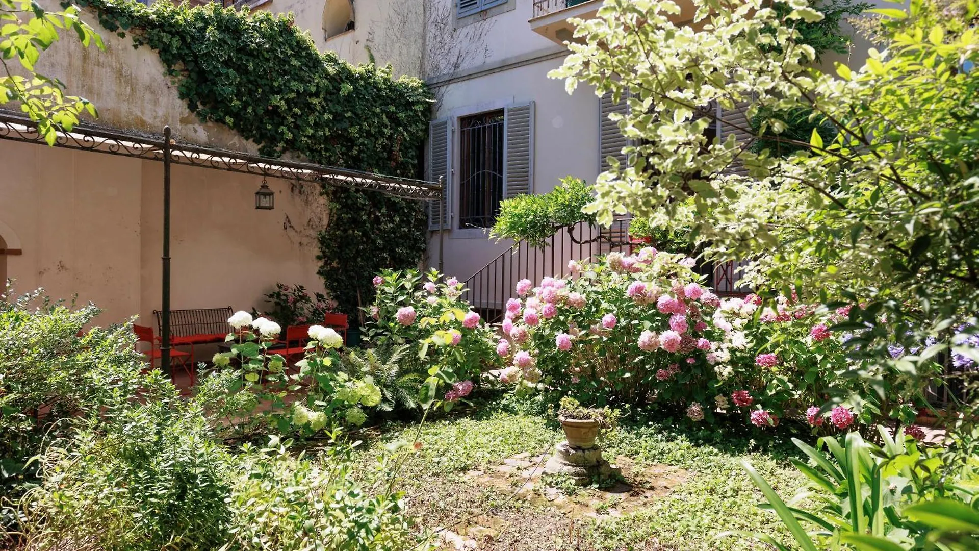 Florence Huge Apartment With Private Garden Olaszország
